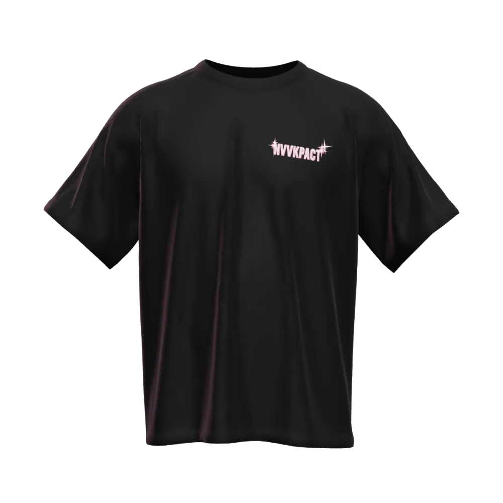Fronte: t-shirt nera oversize con piccolo logo NVVKPACT rosa sul petto
